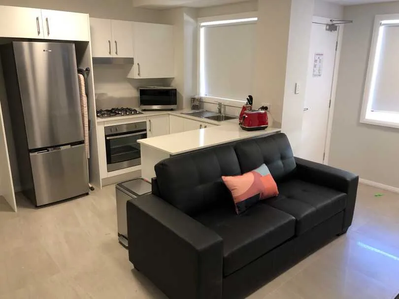 Self-contained kitchenette unit